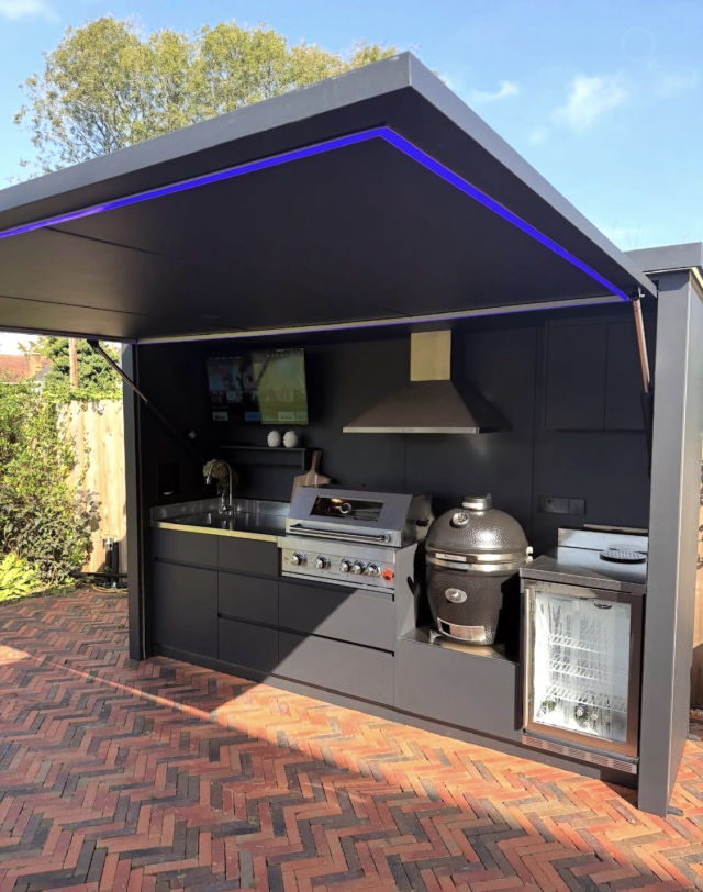 Outdoor kitchen fitting by Paving The Way